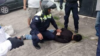 Ataque con bomba molotov sacude centro de votación en Mixco: Hombre arrestado en el acto