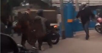 Violento ataque armado contra motociclista en la Calzada San Juan registrado en impactante video