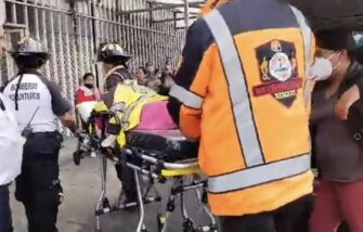 Mujer de 65 años cae 20 metros en un barranco mientras recogía leña en Mixco