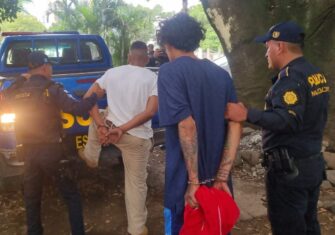 Capturan a dos presuntos responsables de tiroteo mortal contra un policía jubilado y dos mujeres, incluida una menor