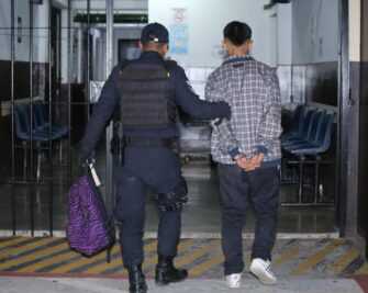 Detenidos un adulto y tres menores con armamento y sustancias ilegales