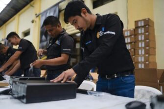 PNC dice que distribuye 2 mil 500 computadoras y que todas son de alto rendimiento