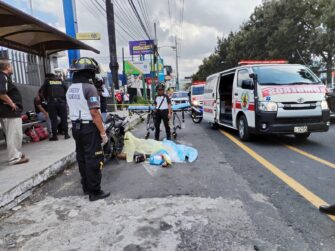 Tras recibir disparos, hombre muere en la calzada Roosevelt