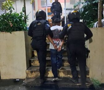 Hombre buscado por la policía hiere a agente y se da a la fuga