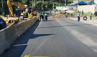 Hundimiento en la CA-09 por fuertes lluvias causa caos vehicular al Pacífico