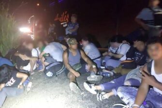 Rescatados 27 migrantes de distintas nacionalidades tras descarrilamiento de camioneta en Veracruz