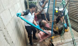 Bomberos rescatan con vida a hombre de 75 años que cayó en un pozo en Villa Canales