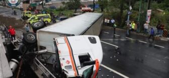 HECHOS | Aparatoso vuelco de tráiler paraliza la ruta al Pacífico