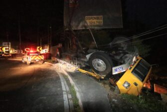 Fuerte accidente en la bajada hacia San José Pinula deja milagrosamente con vida a conductor