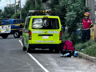 Hallan cadáver de mujer en la vía pública junto a un mensaje acusatorio en la zona 12