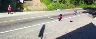 Video del momento de accidente que deja a pareja y a bebé gravemente heridos