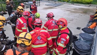 Hallan más cuerpos de desaparecidos tras desbordamiento del río