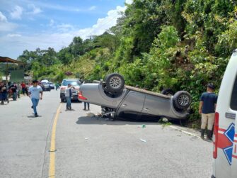 Vuelco en la ruta al Río Polochic deja a conductor gravemente herido