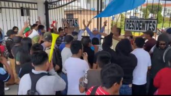 Manifestantes se plantan frente al condominio de Consuelo Porras