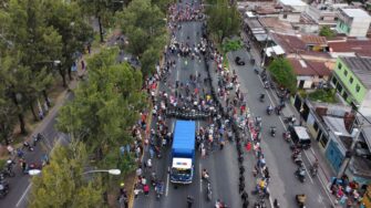 Agentes antimotines de la PNC rodeados por manifestantes en protesta en Guatemala