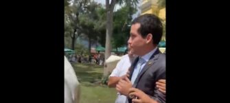 Agentes de la PNC protegen a Miguel Martínez ante manifestación en Antigua Guatemala