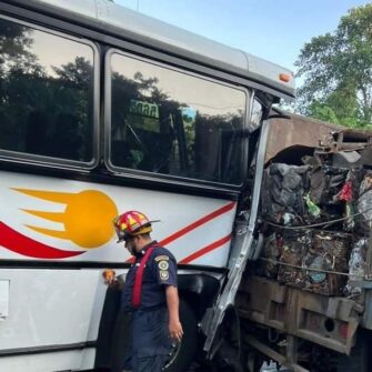 Pulman se estrella en la parte trasera de un camión: Un Fallecido