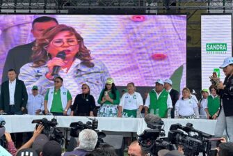 UNE condena bloqueos y ataques: responsabiliza a Bernardo Arévalo