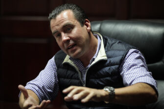 Jueza absuelve a exfuncionarios de alto rango en caso de corrupción en Guatemala