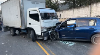 Mujer pierde la vida al quedar su auto empotrado en un camión