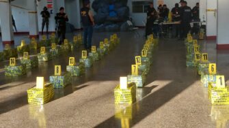 Frustran huida de embarcación cargada con una tonelada de cocaína hacia México.