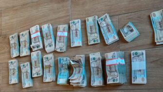 Encuentran más de Q200 mil y armamento en aldea de Jalapa