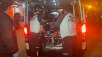 Víctimas de atentado con granada continúan en el hospital
