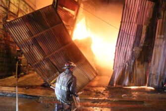 Bomberos Voluntarios en Mixco actúan para extinguir voraz incendio en bodega y fábrica de prendas