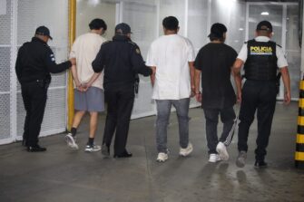 Capturan a cinco individuos tras presuntamente robar en bodega de zapatos