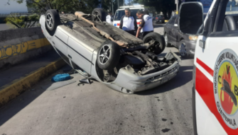 Vehículo vuelca en pleno tránsito, sin víctimas mortales pero con complicaciones en el paso