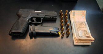 Policías frustran intento de soborno y capturan a pareja armada en Siquinalá, Escuintla