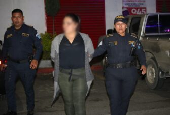 Capturan a mujer que intentaba vender vehículo adquirido con cheque falso por Q80 mil