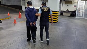 Capturan a presuntos extorsionistas recibiendo pagos simulados