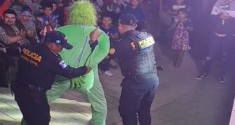 Agentes de la Policía Nacional Civil Detienen al Grinch en esta Navidad