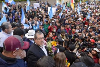 Bernardo Arévalo y Karin Herrera encabezan manifestación junto a diversos sectores