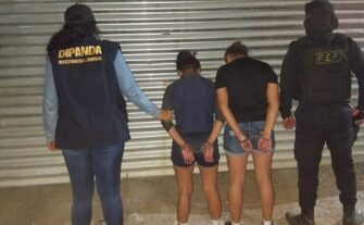 Capturan a mujeres recibiendo dinero y frustran ataque armado