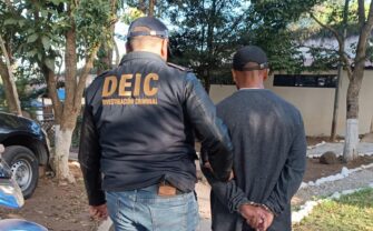 Capturado padrastro por atar a niño de 5 años a camastrón de metal: Investigación revela pasado delictivo