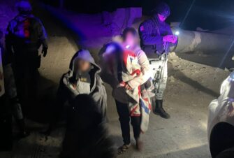 Sobreviven de milagro | Abandonan a madre y sus hijos en el desierto