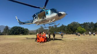Bambi Bucket en acción para apagar el fuego en el Volcán de Agua en Guatemala