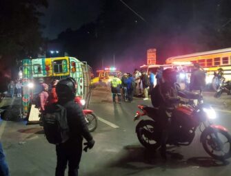 Vuelco de bus en ruta a El Salvador deja ocho heridos y obstruye tráfico en Fraijanes
