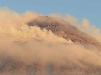 Volcán de Agua: Operaciones aéreas en curso para combatir incendio forestal en Sacatepéquez