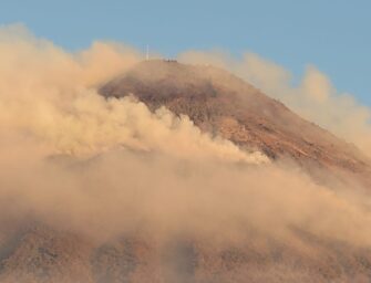 Volcán de Agua: Operaciones aéreas en curso para combatir incendio forestal en Sacatepéquez