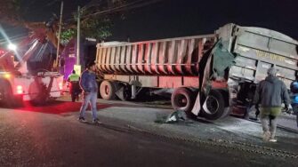 Caótico accidente en Villa Nueva: Conductor pierde el control y arrasa con cinco postes en la bajada de la Cruz