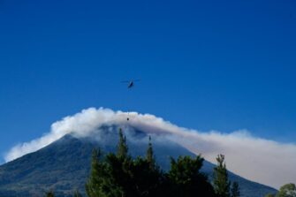 Acciones urgentes para sofocar las llamas en el Volcán de Agua