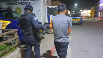 Arrestan a hombre de 25 años por apuñalar a un niño de 5 años en Santa Catalina La Tinta