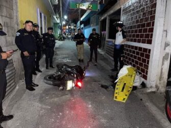 Enfrentamiento a balazos entre sicarios y policías deja un muerto y un herido en Mixco