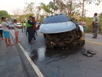 Dos muertos y tres niños heridos en colisión entre camioneta agrícola y picop
