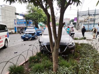 Accidente vehicular en la zona 1 capitalina deja dos vehículos semidestruidos y complicaciones en el tráfico