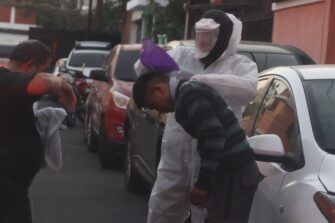 Enjambre de abejas deja tres heridos graves en Mixco