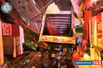 Mujer atrapada bajo camión mientras dormía tras accidente en la ciudad de Guatemala